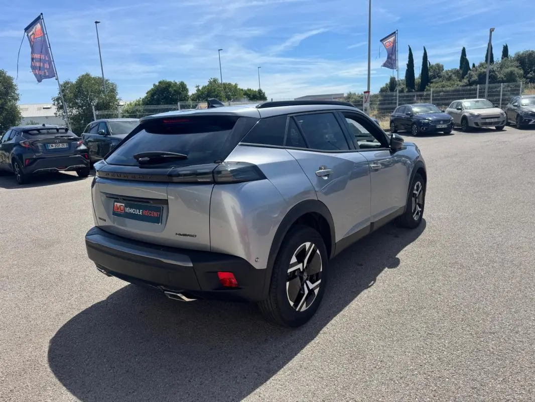 Peugeot 2008 Hybrid gris vue 3/4 arrière droit, jantes alliage 17 pouces et toit noir contrasté.