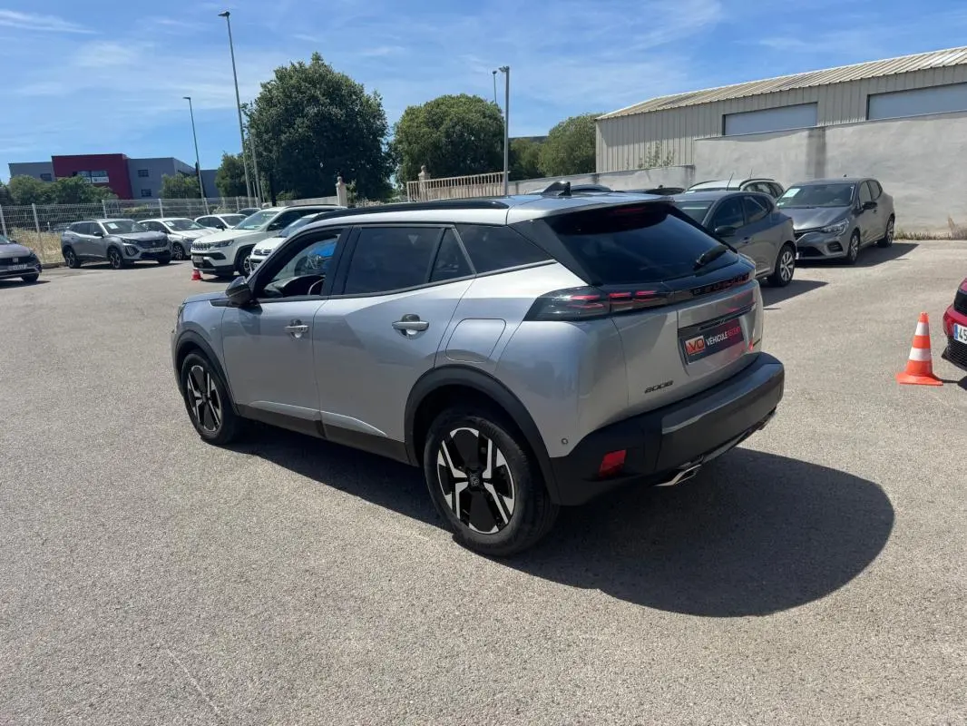 Peugeot 2008 Hybrid 145 gris vue 3/4 arrière droit, jantes alliage 17 pouces et toit noir contrasté.
