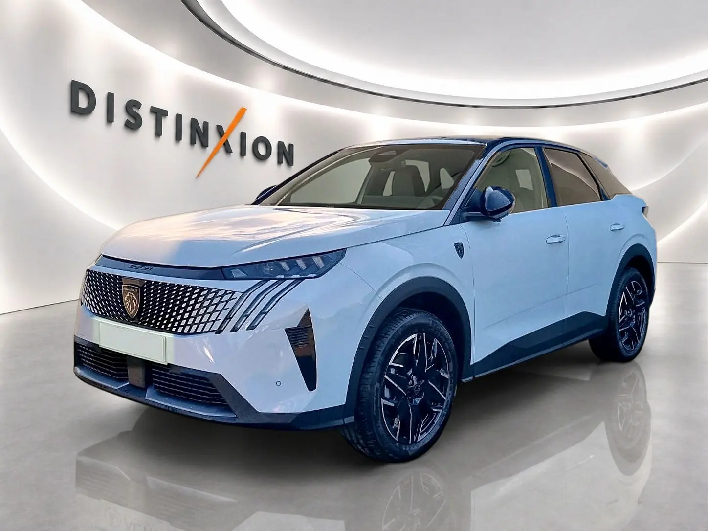 Peugeot 3008 blanc toit noir en 3/4 avant droit, avec calandre distinctive et jantes alu noires.