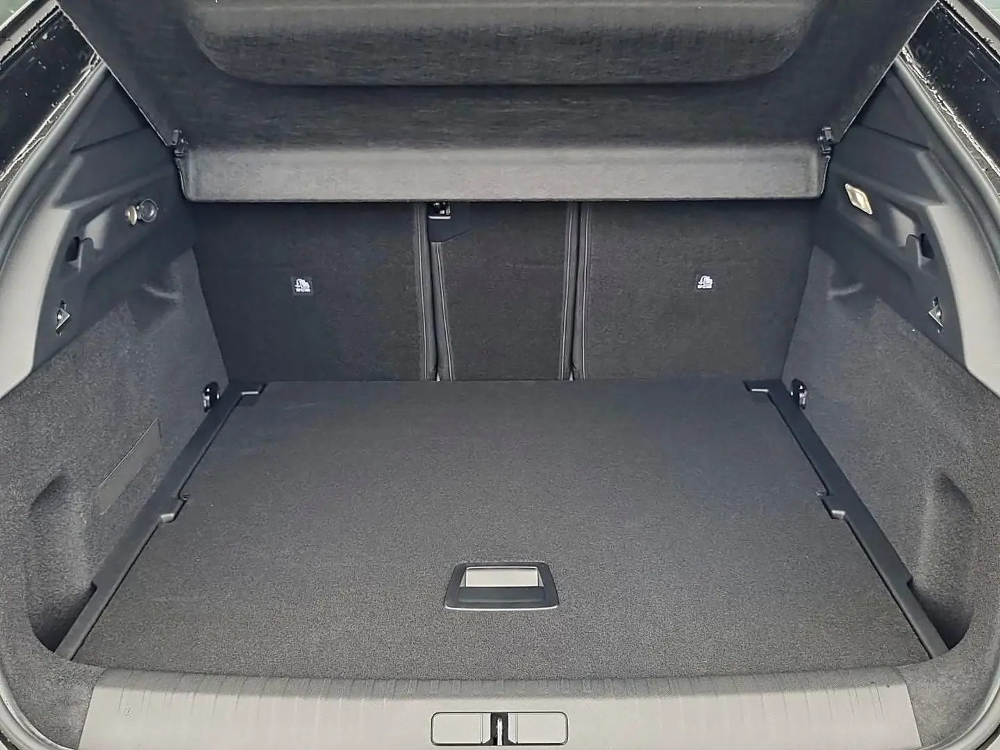 Coffre ouvert du Peugeot 3008 blanc toit noir, vue arrière montrant l’espace de chargement noir et le cache-bagages.