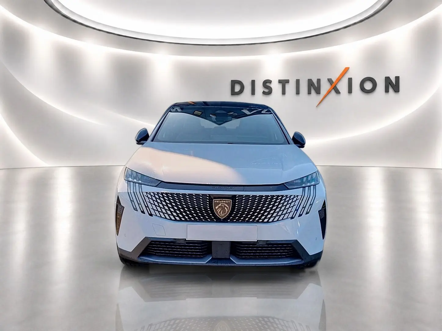 Vue frontale d'un Peugeot 3008 blanc toit noir avec calandre distinctive et logo lion, sur fond lumineux "Distinxion".