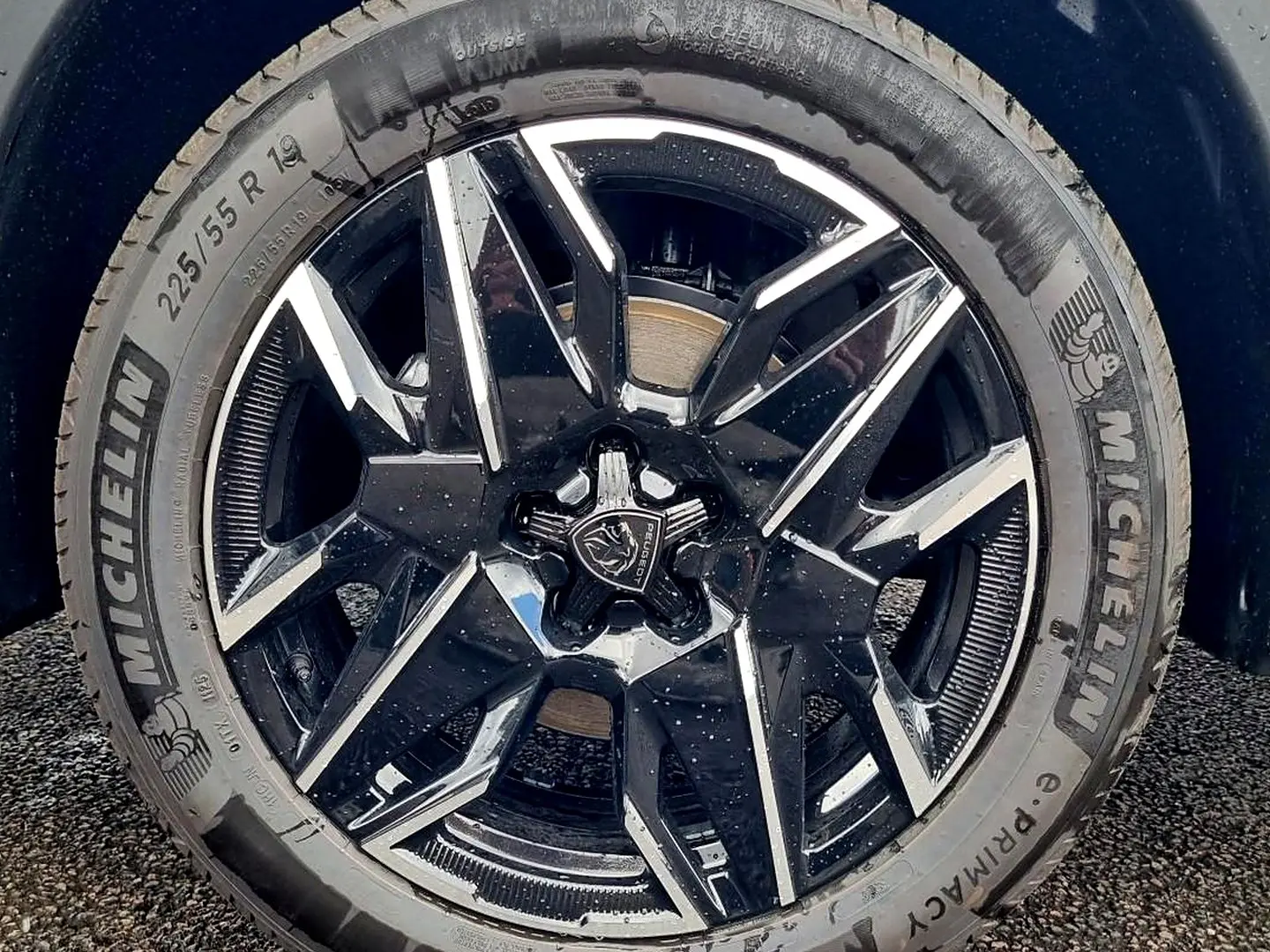 Gros plan sur la jante alu noire et argentée de la Peugeot 3008 1.2 hybrid 145 GT e-DCS6, pneu Michelin visible.