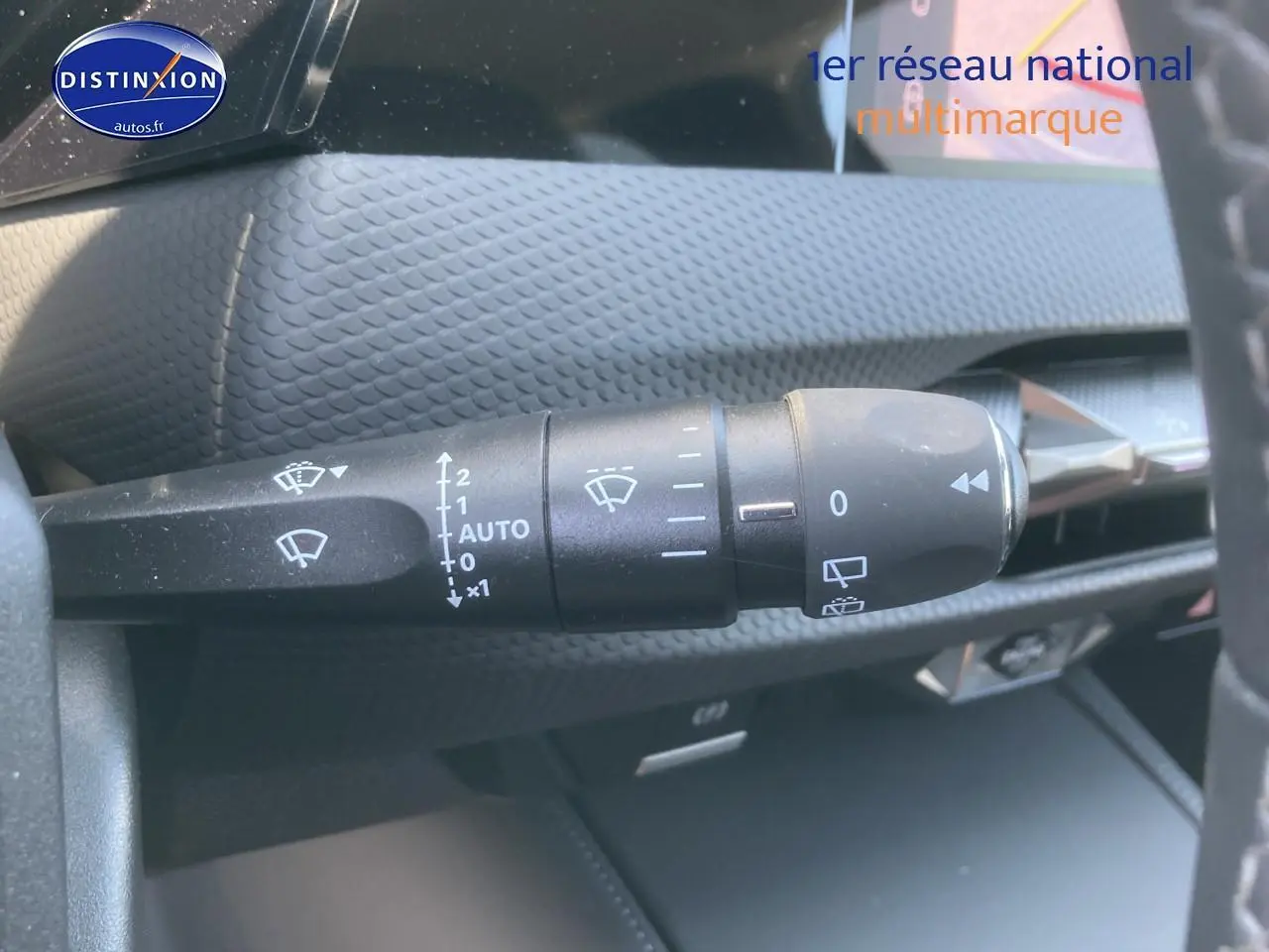 Gros plan sur la commande des essuie-glaces dans l'habitacle du DS4 E-tense 225 gris platinium, côté gauche du volant.