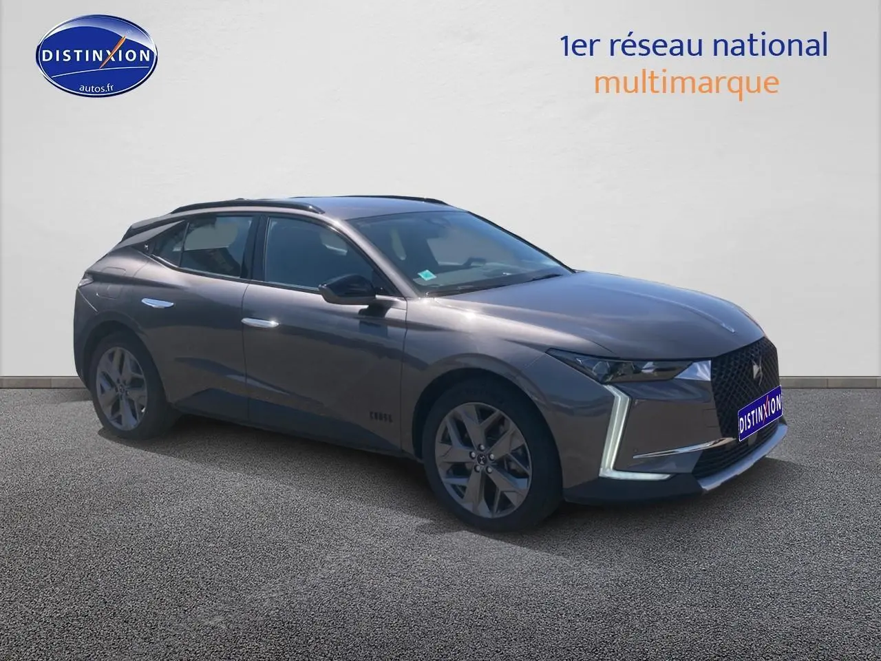 DS4 E-tense 225 Cross Trocadero gris platinium en 3/4 avant droit, mettant en valeur ses feux LED et sa calandre distinctive.