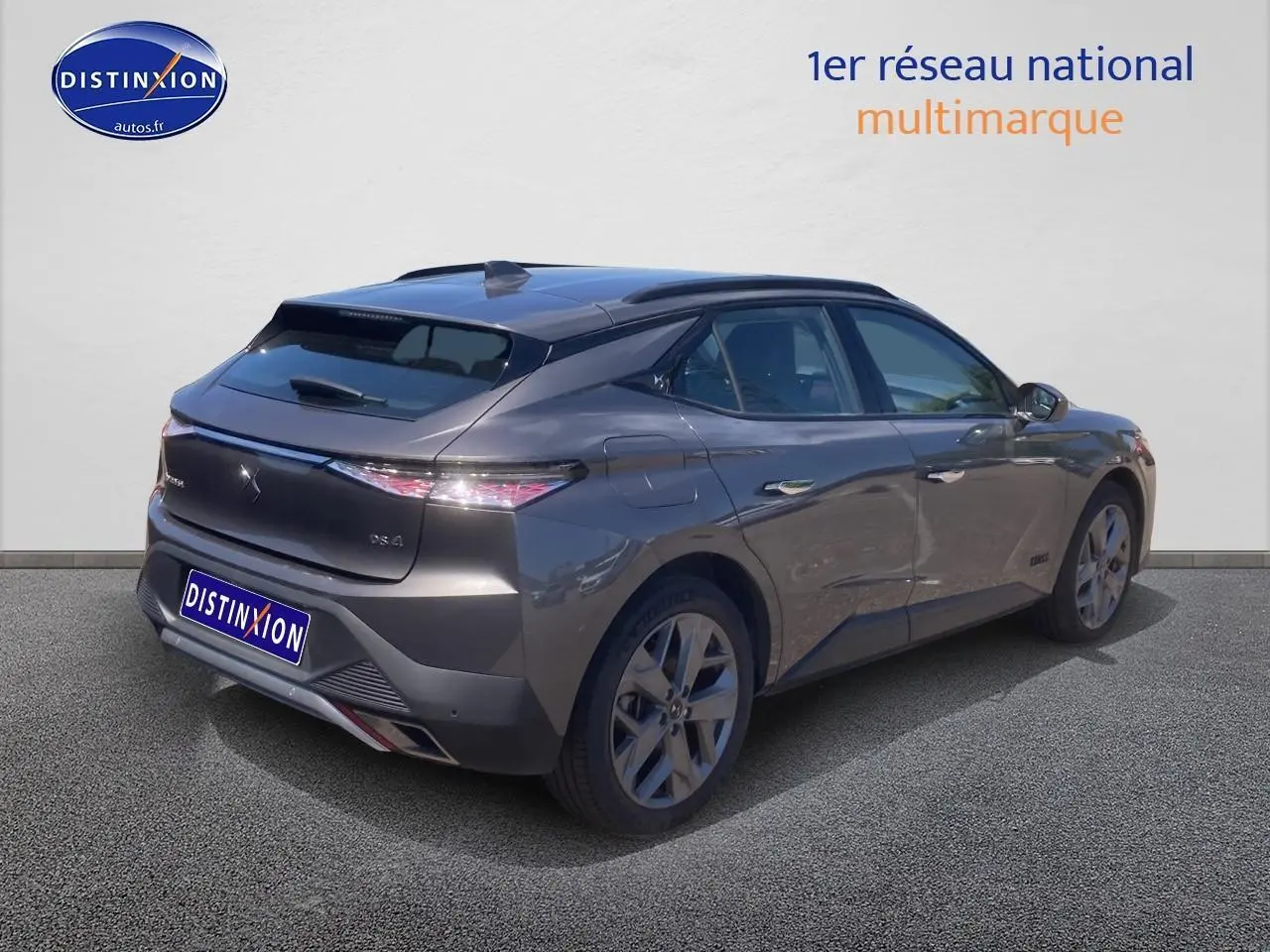 Vue 3/4 arrière droite d'une DS4 E-tense 225 Cross Trocadero gris platinium avec feux arrière LED et jantes 19 pouces.