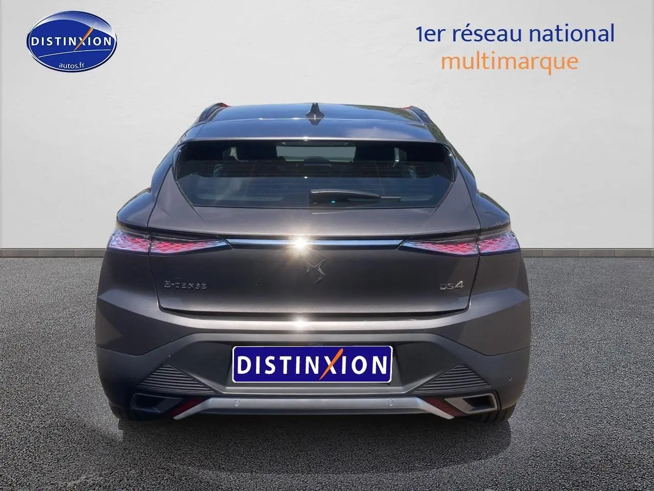 Vue arrière du DS4 E-tense 225 Cross Trocadero gris platinium avec feux LED et sortie d'échappement chromée visible.