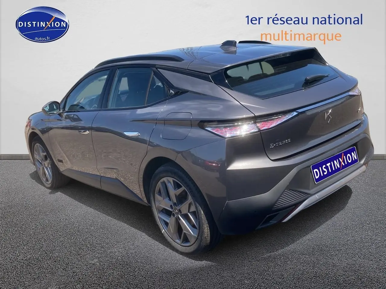 Vue 3/4 arrière droite d'une DS4 E-tense 225 Cross Trocadero gris platinium avec jantes 19 pouces Sapporo.