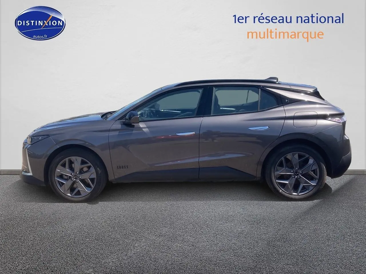 Profil côté gauche d'une DS4 E-tense 225 Cross Trocadero gris platinium avec jantes 19 pouces Sapporo.