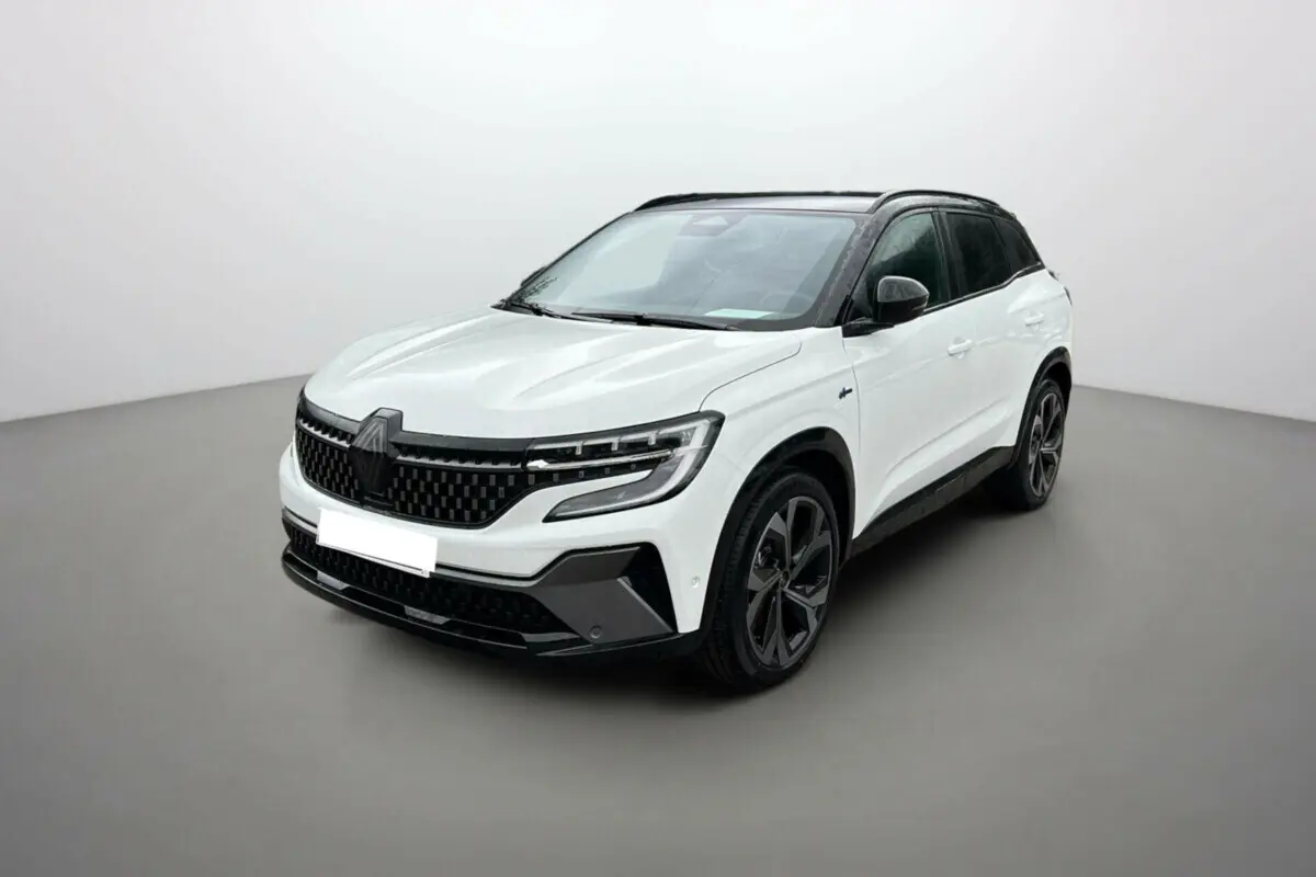 Renault Austral E-Tech 200 Esprit Alpine Plus blanc nacré avec toit noir, vue 3/4 avant droit sur fond neutre.