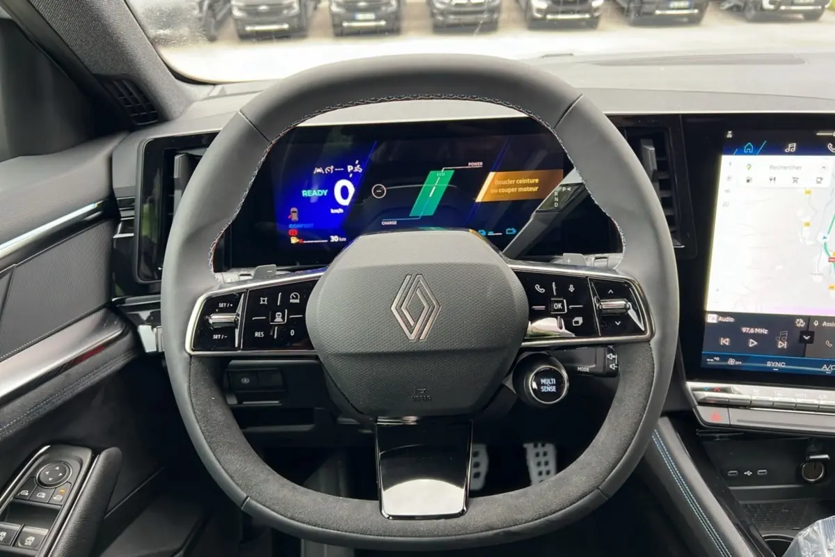 Vue intérieure centrée sur le volant du Renault Austral ETECH 200 Esprit Alpine Plus avec tableau de bord numérique et écran tactile.