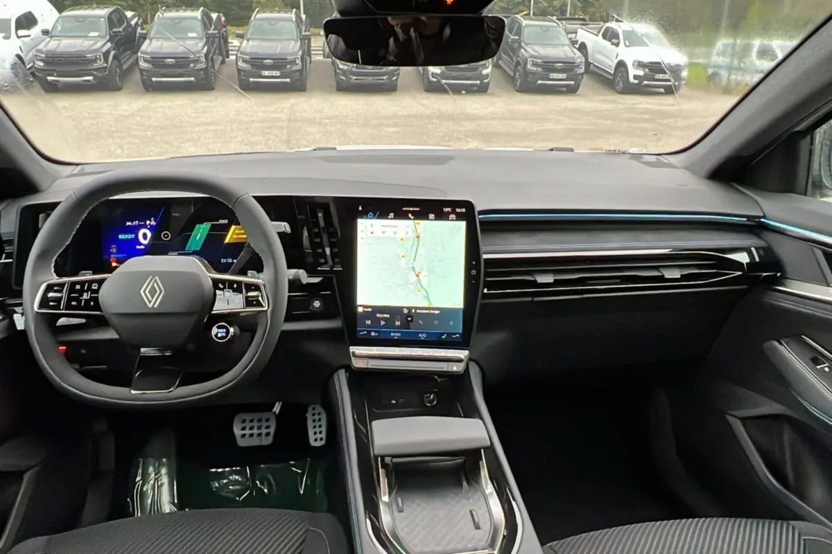 Vue intérieure du tableau de bord du Renault Austral E-Tech 200, avec écran tactile central et volant multifonction noir.