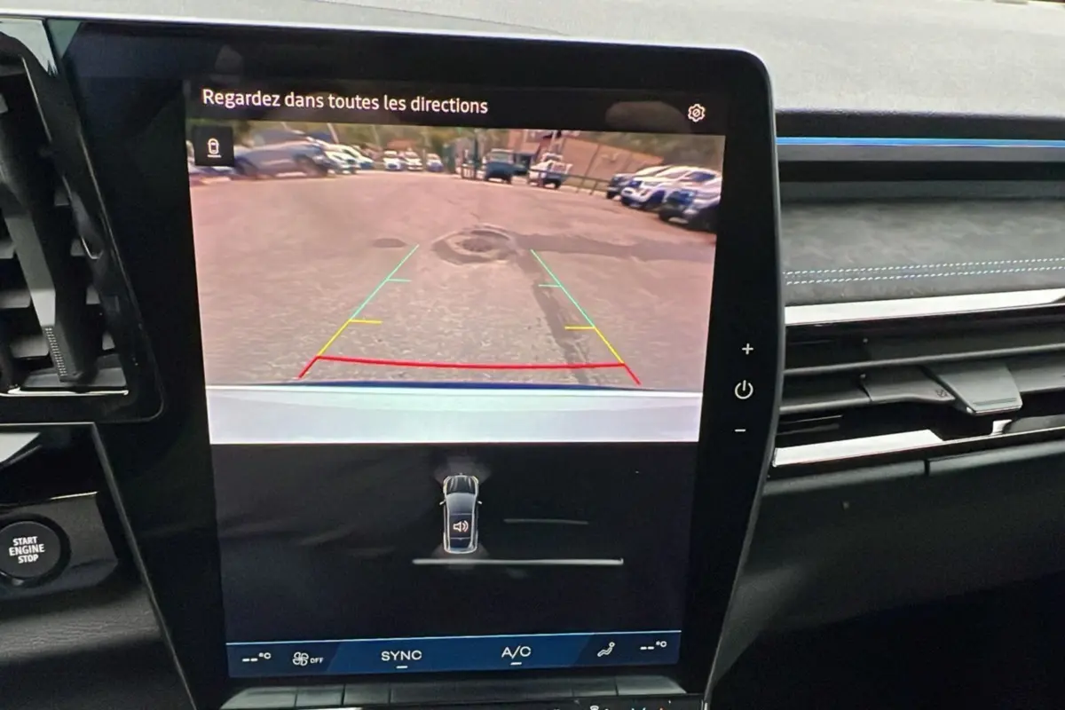 Affichage de la caméra de recul sur l'écran central du Renault Austral blanc nacré avec toit noir, vue intérieure du tableau de bord.