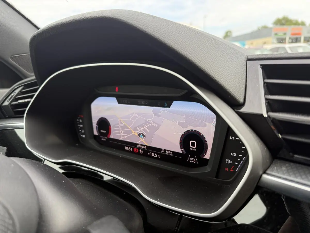 Affichage numérique du tableau de bord de l'Audi Q3 S Line 2019, avec navigation et indicateurs de vitesse et carburant.