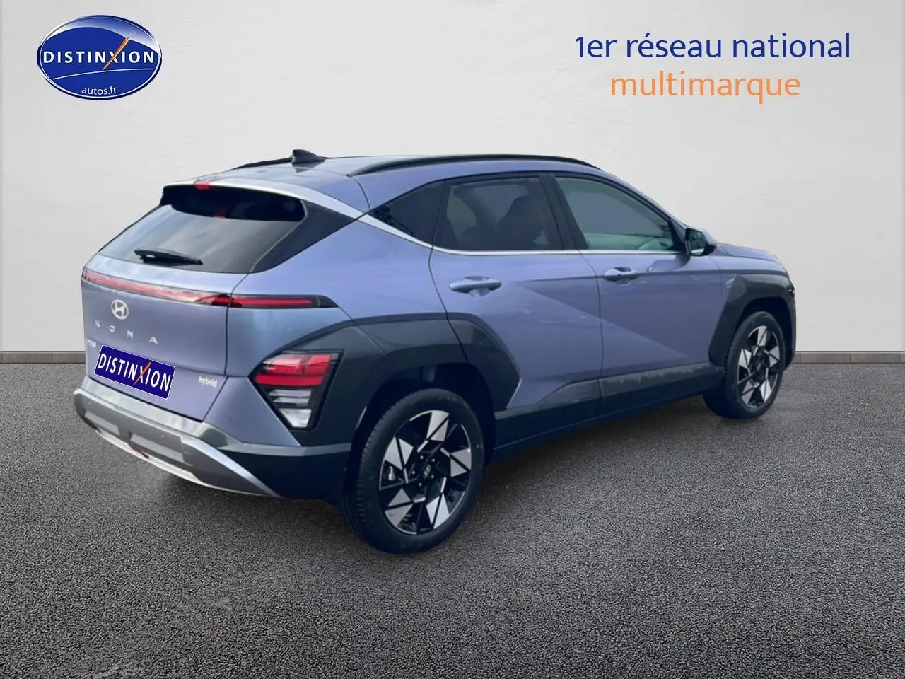 Vue 3/4 arrière droite d'un Hyundai Kona bleu 2025 avec jantes alliage et feux arrière LED distinctifs.