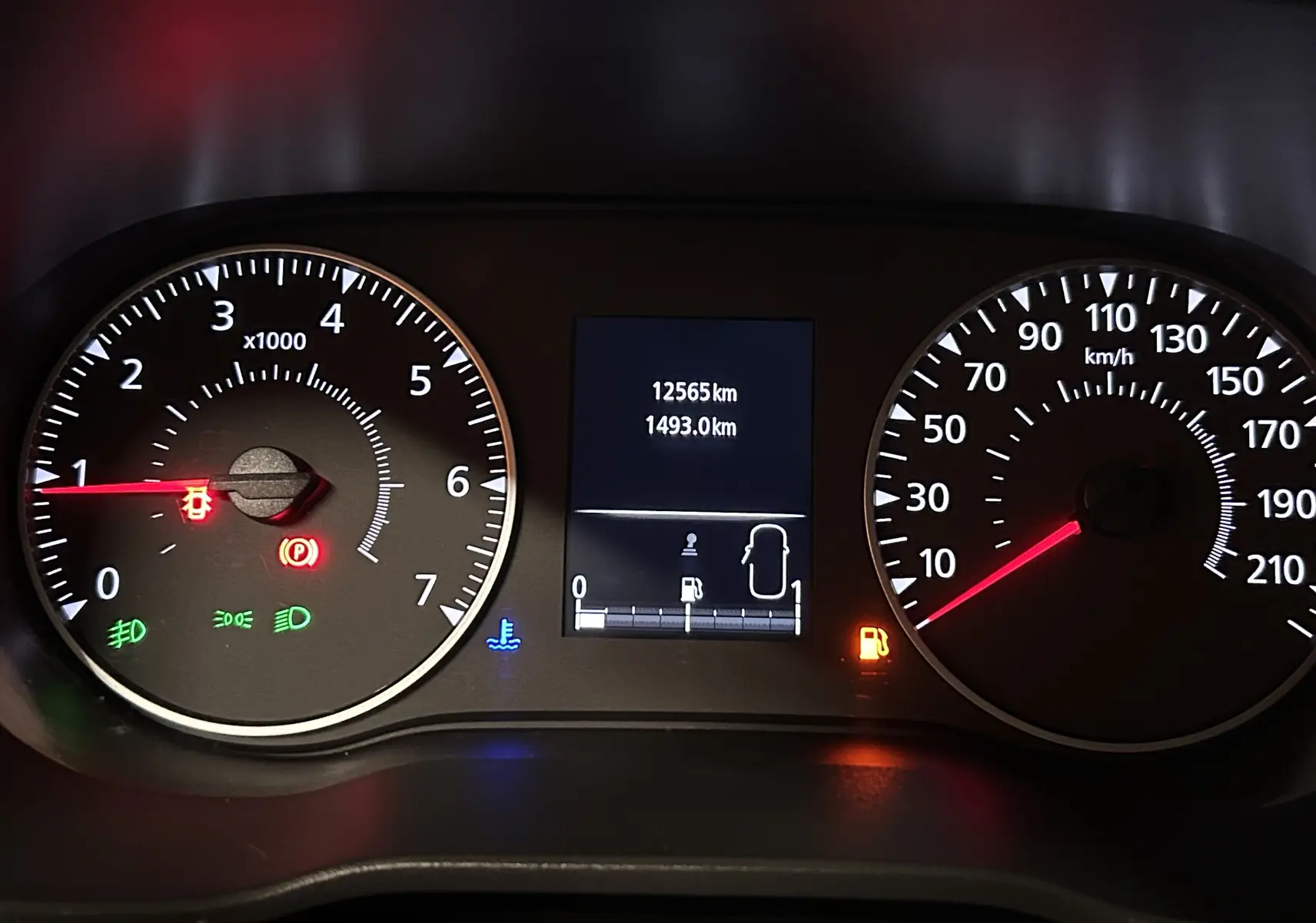 Tableau de bord du Dacia Duster 2023, affichage du compteur et du kilométrage, avec voyants allumés.