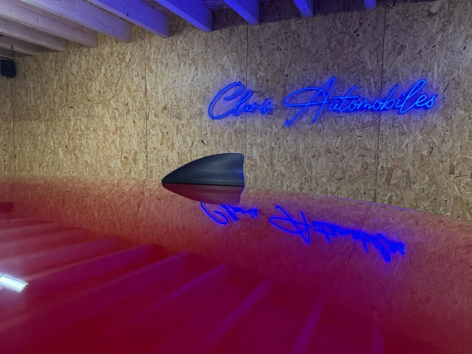 Reflet du rétroviseur extérieur noir sur la carrosserie rouge brillante d'une Opel Astra 1.4i Turbo 125 Innovation.