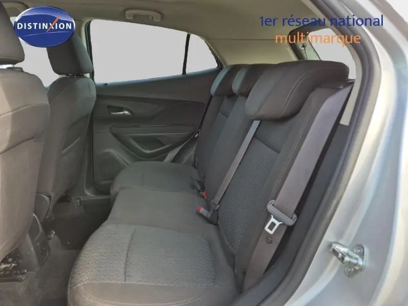 Vue intérieure côté droit sur la banquette arrière noire du SUV Opel Mokka X gris minéral, avec ceintures de sécurité visibles.