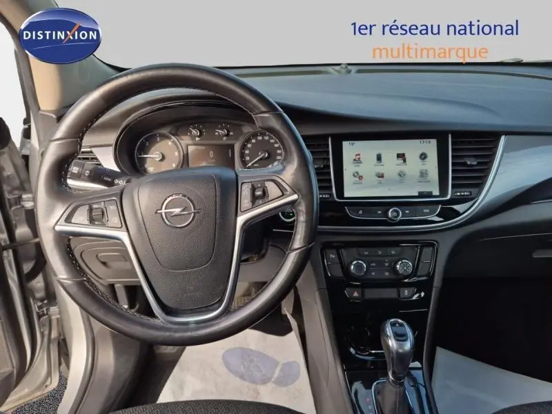 Vue intérieure centrée sur le volant cuir multifonction et l'écran tactile du tableau de bord de l'Opel Mokka X 2018.