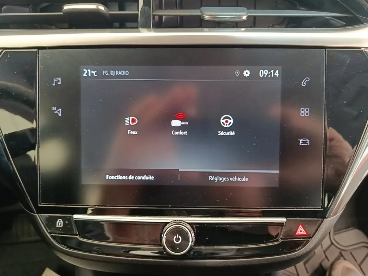 Écran tactile central de l’Opel Corsa 2022 affichant les réglages véhicule, avec commandes tactiles et bouton marche/arrêt.