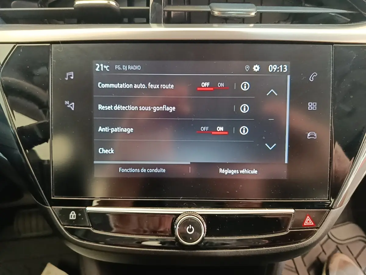 Écran tactile central de l’Opel Corsa 2022 affichant les réglages d’aide à la conduite et de sécurité.