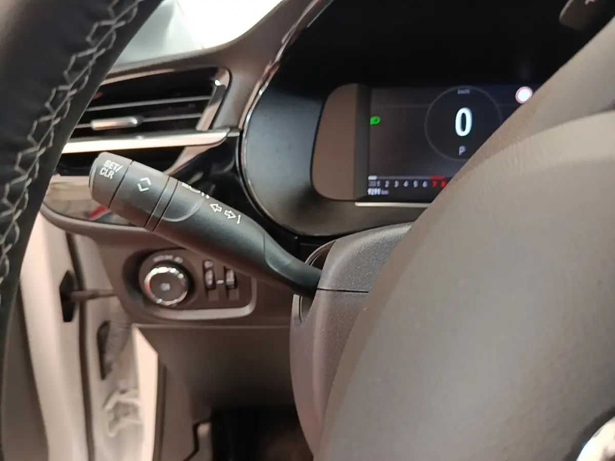 Gros plan sur le volant cuir noir et le combiné d'instruments numérique de l'Opel Corsa 1.2 Turbo 2022.