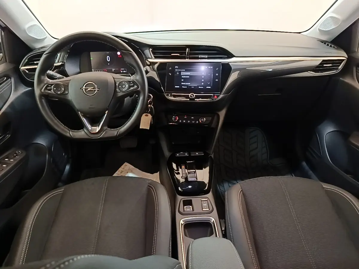 Intérieur de l’Opel Corsa 2022, vue frontale du tableau de bord avec volant cuir multifonctions et écran tactile central.