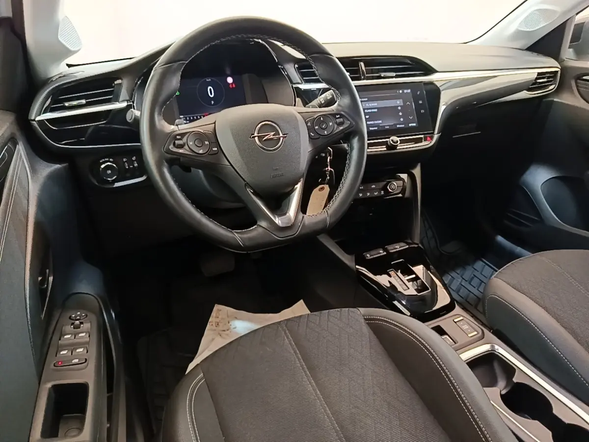 Vue intérieure de l'Opel Corsa 2022, volant cuir noir multifonctions et tableau de bord avec écran tactile central.