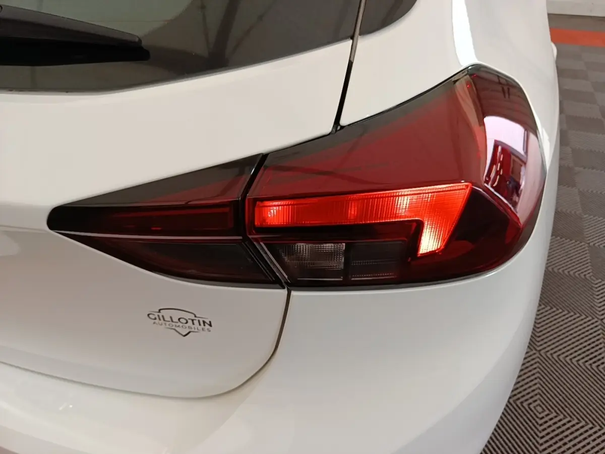 Gros plan sur le feu arrière droit d’une Opel Corsa blanche 2022, avec logo Gillotin visible sur le hayon.