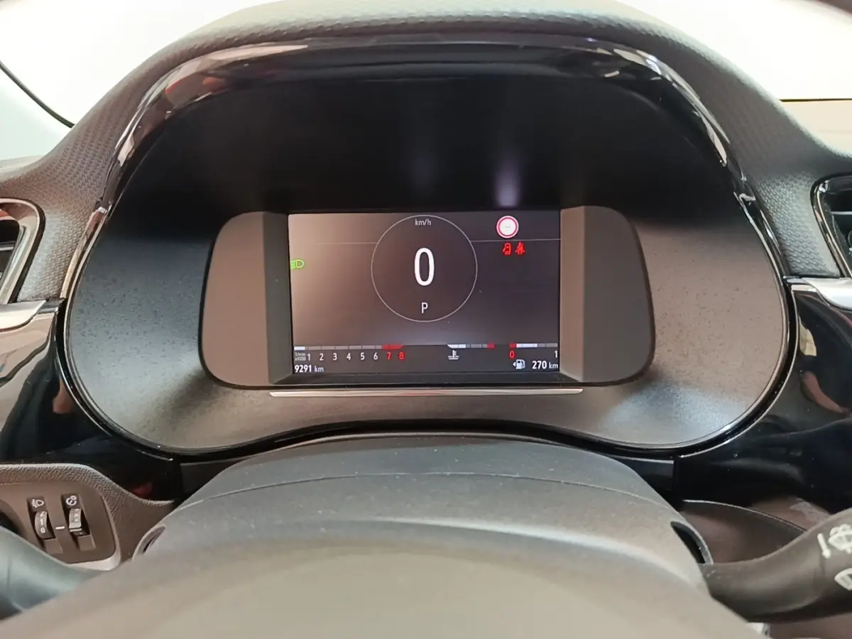 Vue rapprochée du tableau de bord numérique de l'Opel Corsa 2022, affichant la vitesse à 0 km/h.