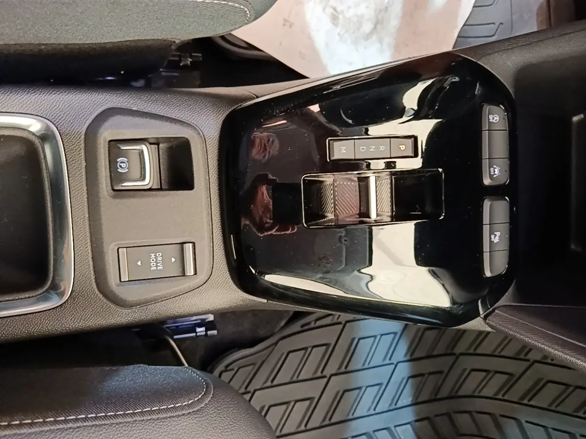 Gros plan sur la console centrale noire brillante de l’Opel Corsa 2022 avec boîte auto et commandes de mode de conduite.