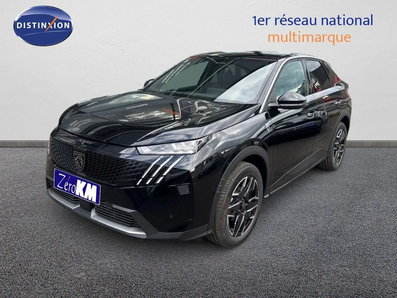 Peugeot 3008 Hybrid noir perle métal en 3/4 avant droit, avec calandre distinctive et jantes noires élégantes.