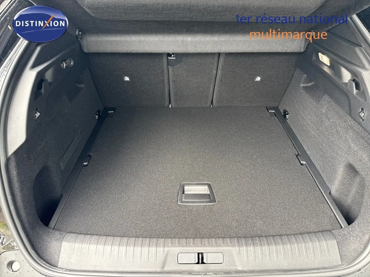 Coffre spacieux du Peugeot 3008 Hybrid 136ch GT noir perle métal, vue intérieure arrière avec plancher plat fermé.