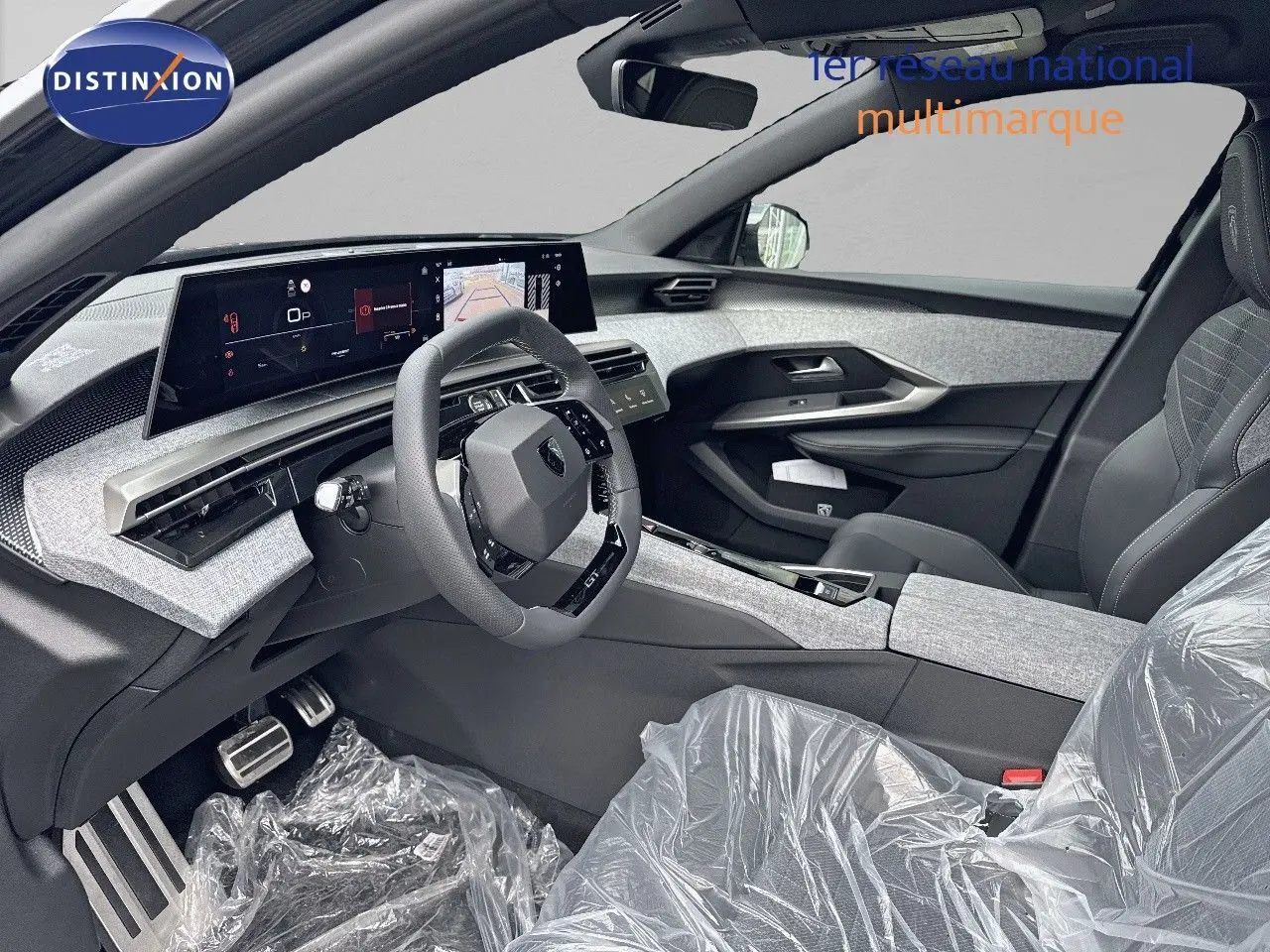 Intérieur du Peugeot 3008 Hybrid 2025 côté conducteur, avec tableau de bord numérique et finitions tissu gris clair.