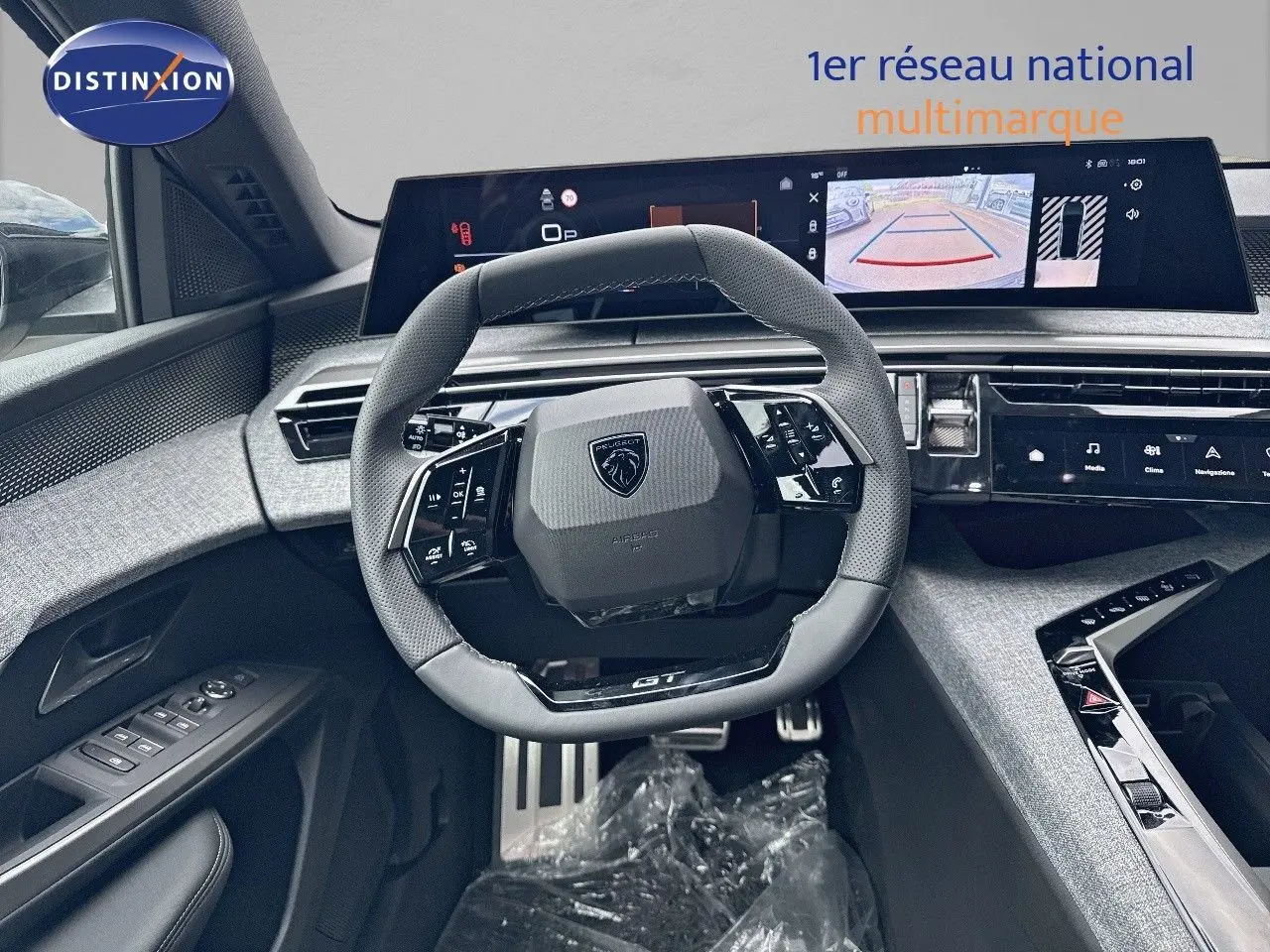 Intérieur du Peugeot 3008 Hybrid 136ch GT 2025, vue centrée sur le volant cuir et le tableau de bord digital moderne.