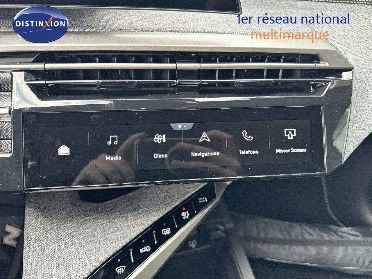 Écran tactile central du tableau de bord du Peugeot 3008 Hybrid 2025 avec commandes multimédia et climatisation.