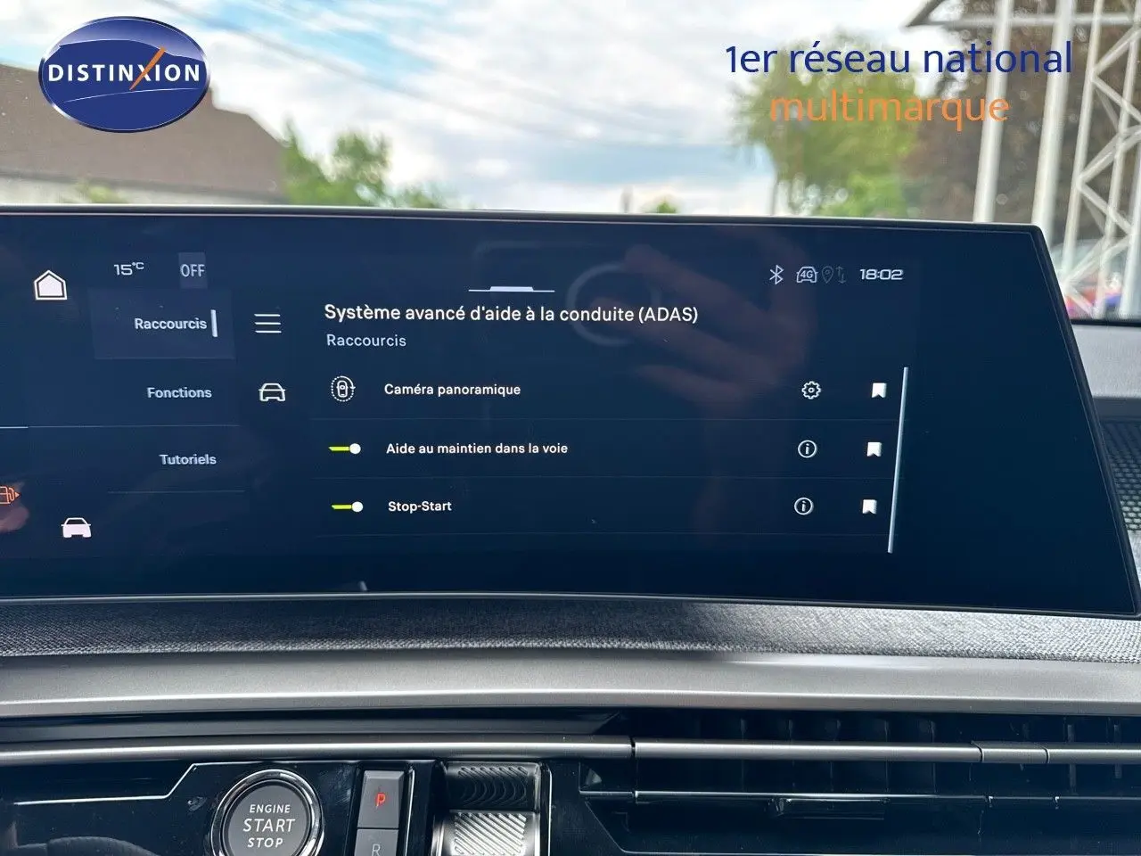 Écran central tactile du Peugeot 3008 Hybrid GT 2025 affichant les aides à la conduite, intérieur moderne et épuré.