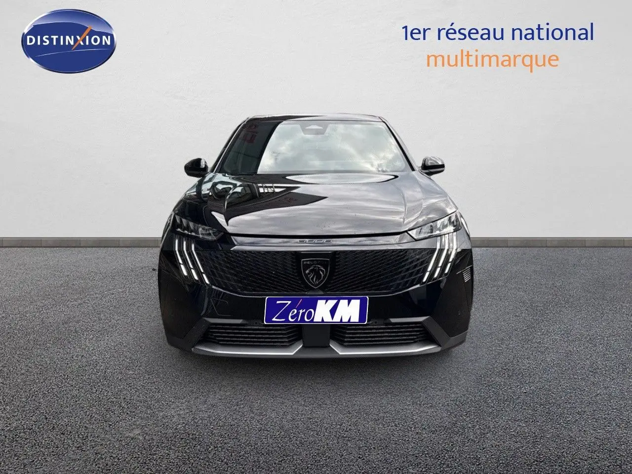Vue frontale d'un Peugeot 3008 HYBRID 136CH GT noir perle métal avec calandre et feux LED distinctifs.