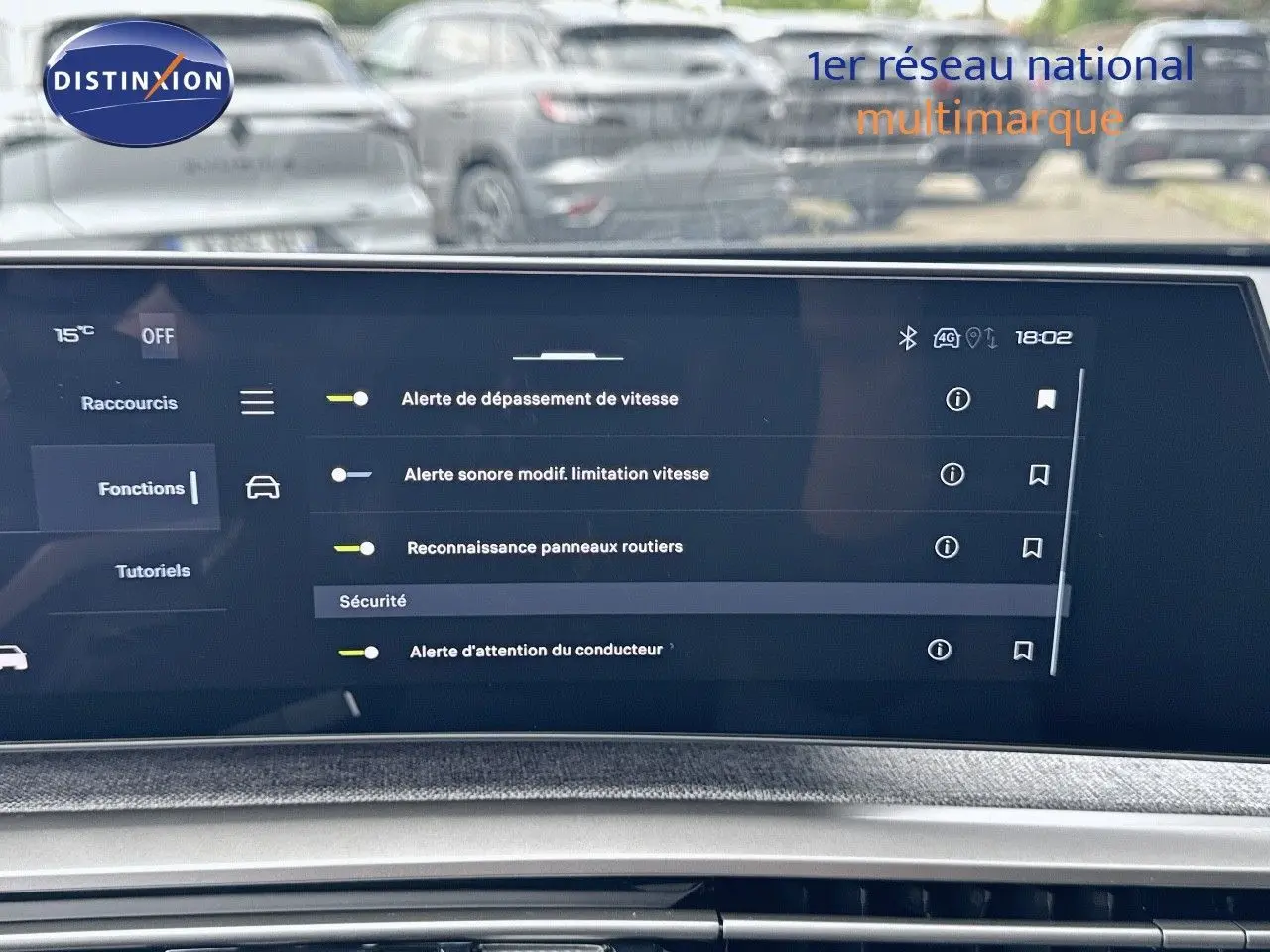 Écran tactile central du Peugeot 3008 Hybrid 2025 affichant les options d'alerte et sécurité en intérieur.