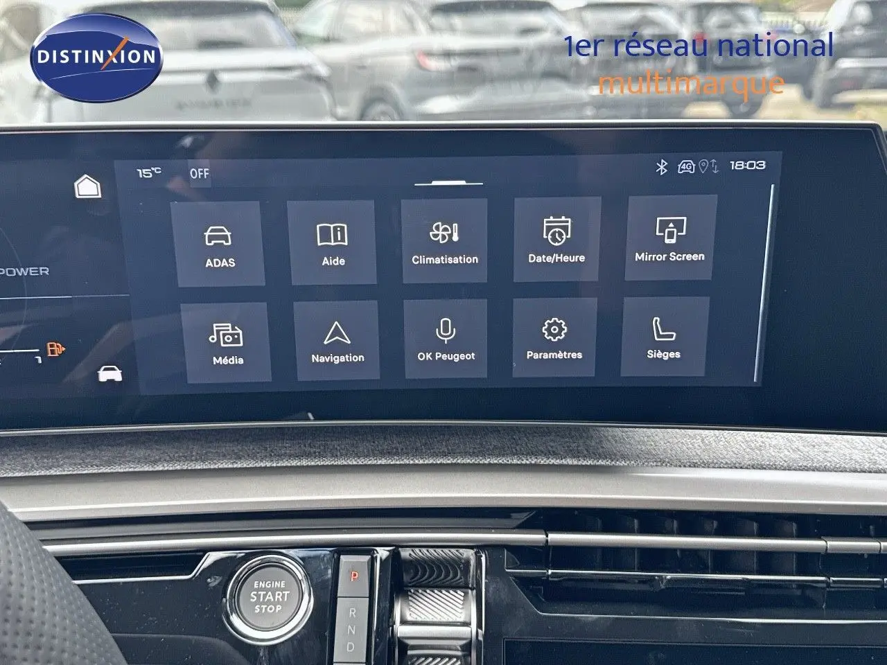 Écran tactile central affichant les options de navigation et climatisation dans l'habitacle du Peugeot 3008 noir perle 2025.