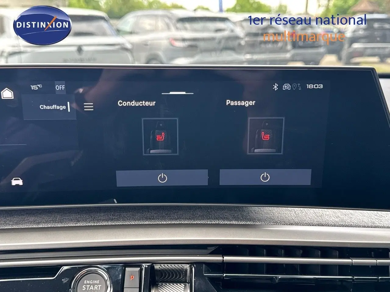 Écran tactile intérieur du Peugeot 3008 Hybrid 2025 montrant le réglage du chauffage des sièges conducteur et passager.