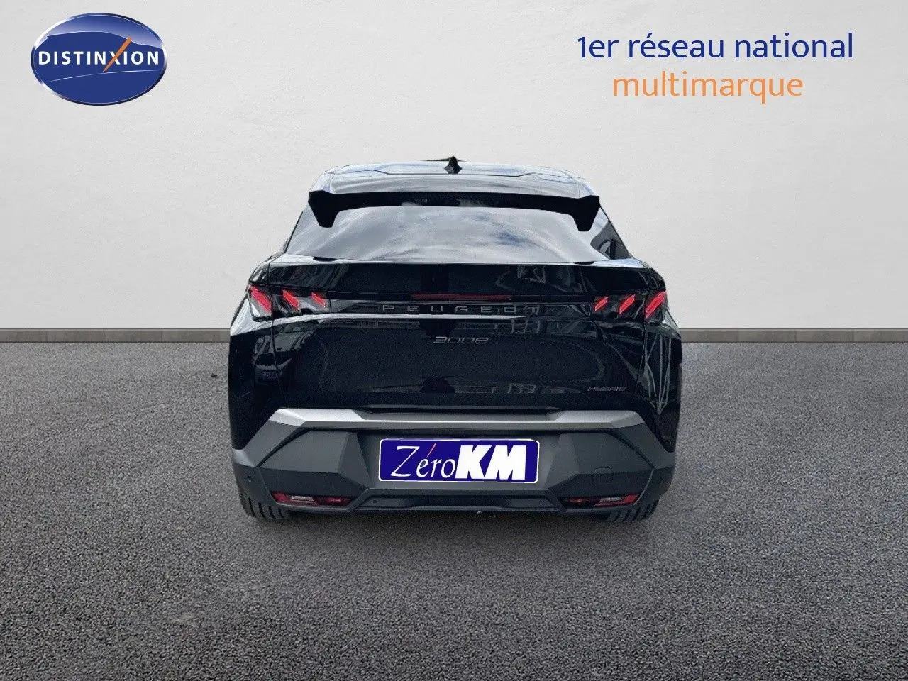 Vue arrière du Peugeot 3008 Hybrid noir perle métal avec feux arrière LED et hayon fermé sur sol gris.