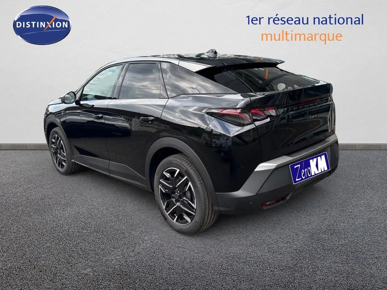 Peugeot 3008 Hybrid 136ch GT noir perle métal en 3/4 arrière droit, avec jantes alliage bicolores et hayon fermé.
