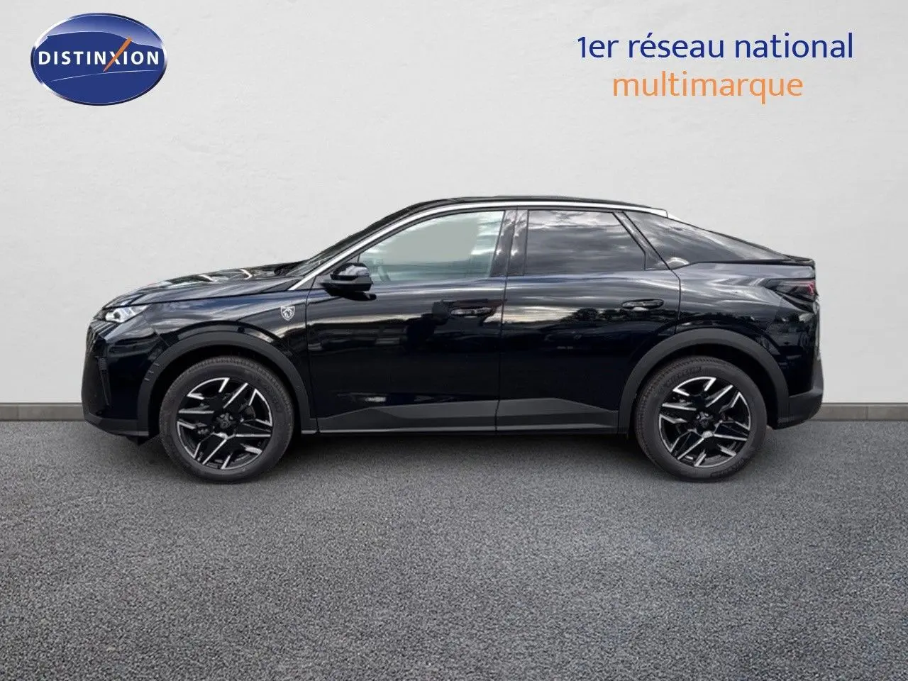Profil côté gauche du Peugeot 3008 HYBRID 136CH GT noir perle métal avec jantes noires et toit plongeant.