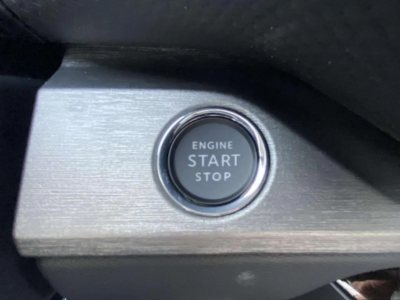 Bouton rond "Engine Start Stop" sur tableau de bord en finition gris métallisé de la Citroën C5 X 2023.