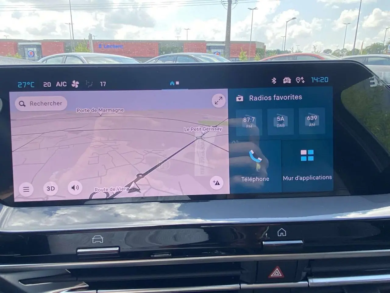 Écran tactile central du tableau de bord du Citroën C5 X 2023 affichant la navigation et les radios favorites.
