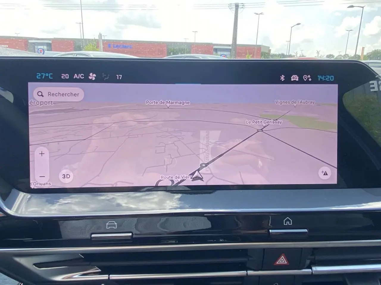 Écran tactile central avec navigation GPS affichée dans l'habitacle du Citroën C5 X 2023.
