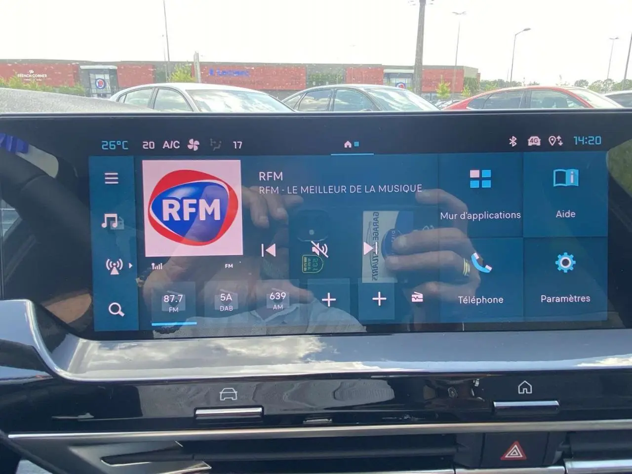 Écran tactile central affichant la radio RFM dans l'habitacle d'une Citroën C5 X 2023.