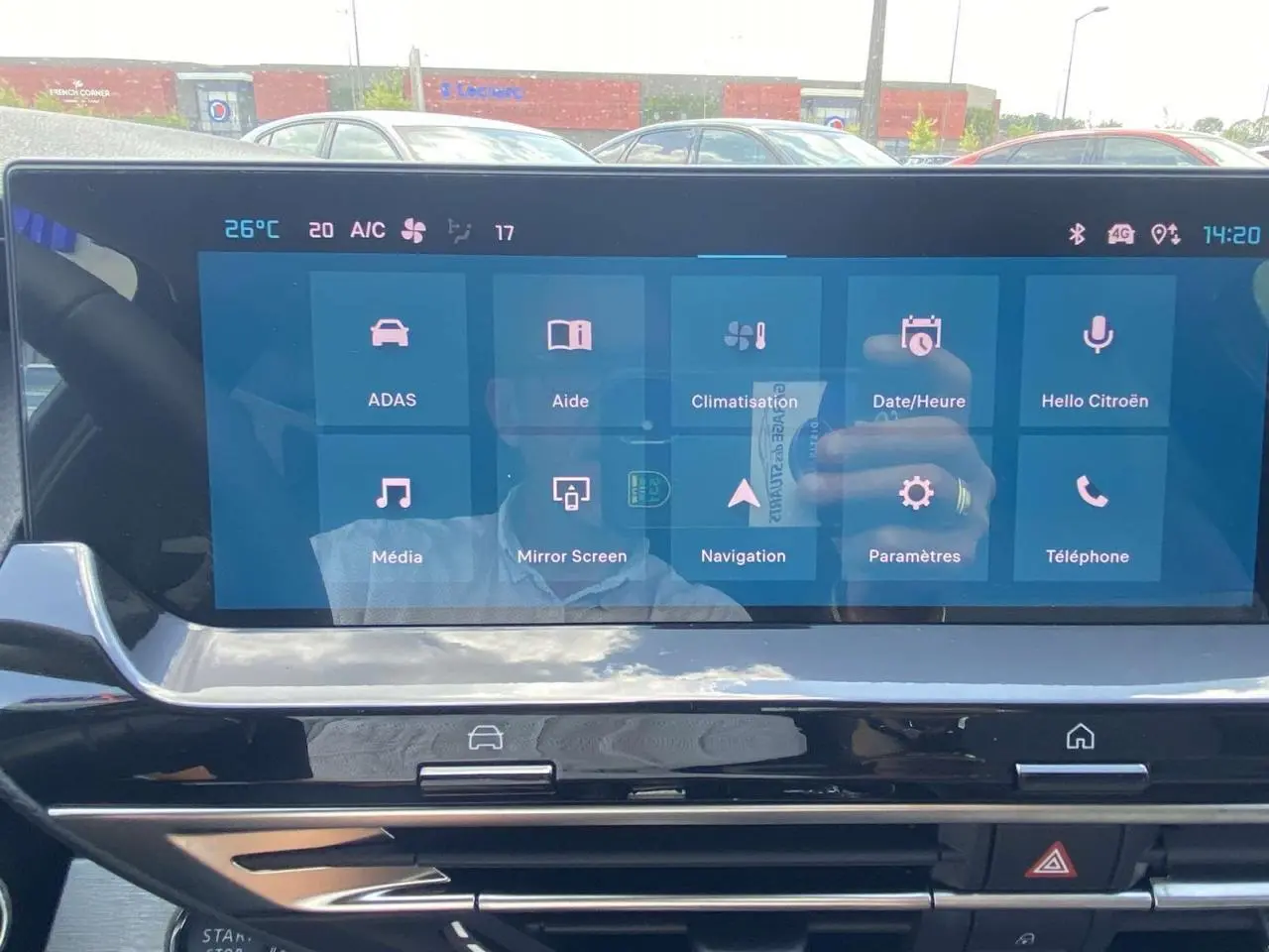 Écran tactile central du tableau de bord du Citroën C5 X 2023 affichant les menus de navigation et climatisation.