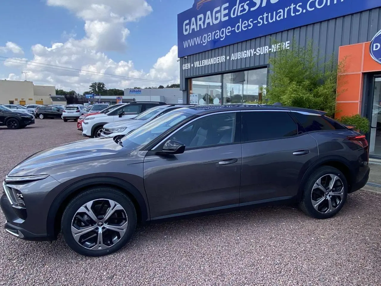 Profil côté gauche de la Citroën C5 X gris platinium 2023 avec jantes alliage 19'' AeroX et vitres surteintées.