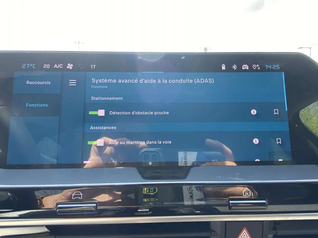 Écran tactile du système d'aide à la conduite Citroën C5 X 2023 affichant les options ADAS en intérieur.